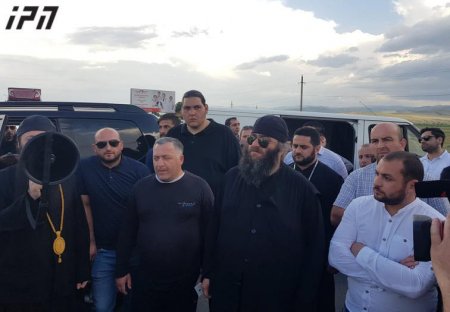 Gürcü dindarlar Azərbaycana gedən yolu bağladılar