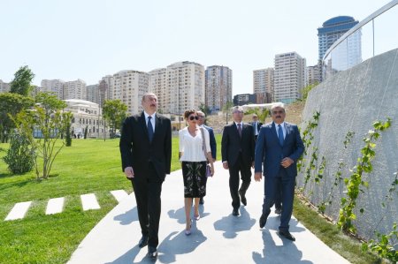 Prezident İlham Əliyev Təzəpir məscidinin qarşısındakı yeni bağın və Füzuli küçəsi boyunca salınan Mərkəzi Parkın açılışında iştirak edib