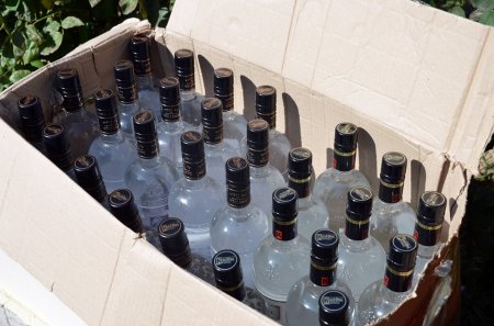 Torpağa basdırılmış ümumi dəyəri 300 min manat olan alkoqollu içkilər və tütün məmulatları aşkar edildi (FOTO, VİDEO)