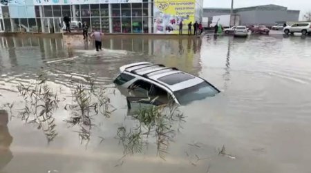 “Sədərək” ticarət mərkəzini su basdı, avtomobil suyun altında qaldı