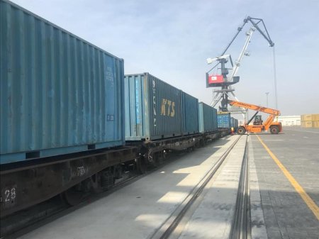 Bakı Limanında ilk dəfə olaraq tökmə yükün konteyner vasitəsilə daşınması həyata keçirilib