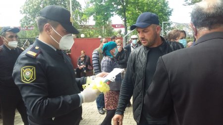 Qusar polisi sakinlərə tibbi maska payladı