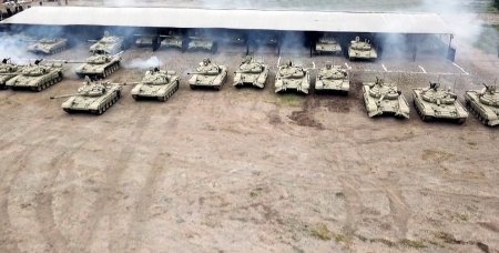 Təlimə cəlb edilən tank bölmələri tapşırıqları yerinə yetirir - VİDEO
