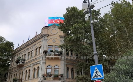 Azərbaycan bayrağı Tbilisidəki monitorlarda nümayiş etdirilir