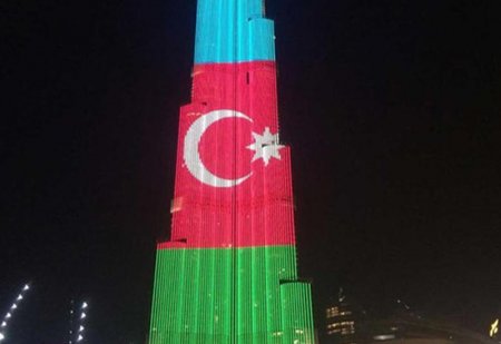 Dünyanın ən hündür binası Azərbaycan bayrağının rənginə boyandı