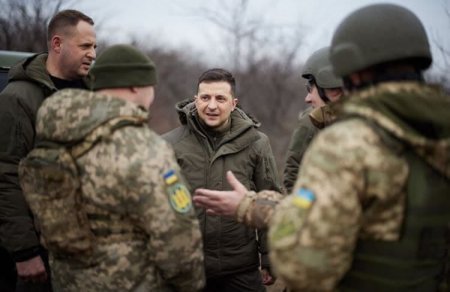 Ukrayna prezidenti Donbas bölgəsinə gedib, hərbiçilərlə görüşüb