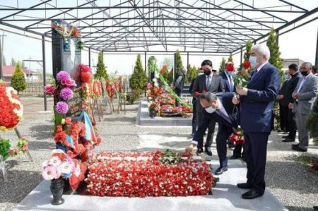 Deputat Ağalar Vəliyev Aprel şəhidinin məzarını ziyarət edib-FOTOLAR