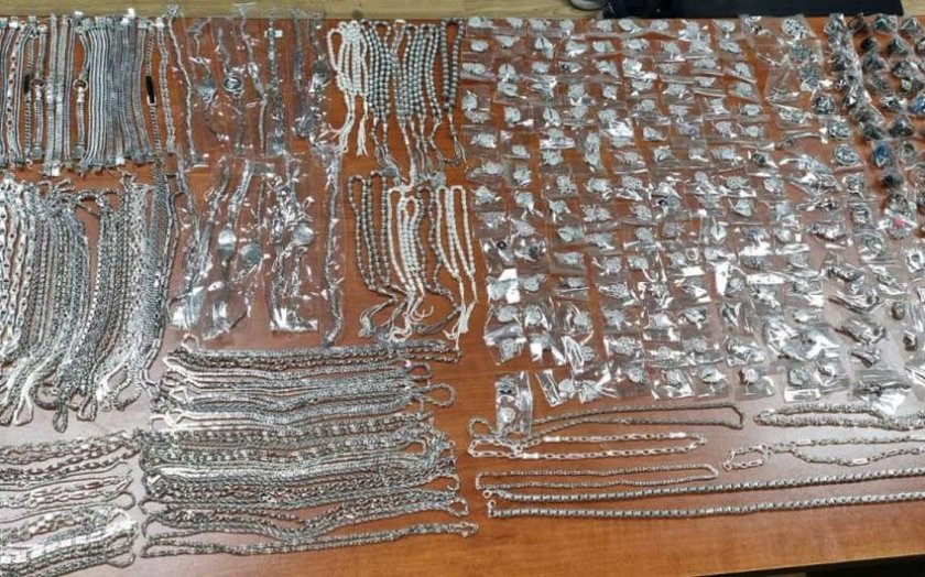 Azərbaycan gömrükçüləri 5 kiloqramdan çox gümüş zinət əşyaları aşkar edib