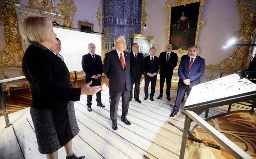Prezident İlham Əliyev Sankt-Peterburqda “Yekaterina sarayı” ilə tanış olub