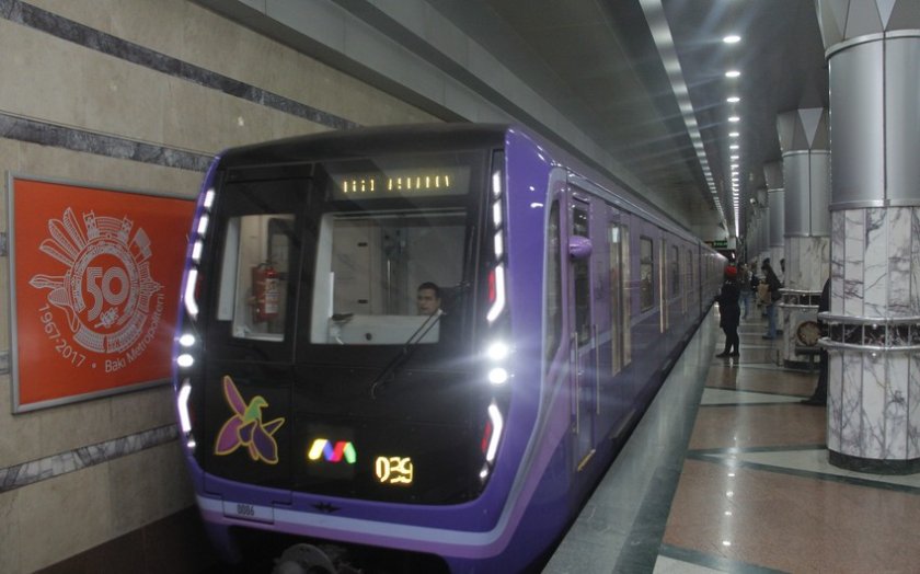 Bakı metrosunda 65-70 yaşlı qadın stansiya yoluna düşərək ölüb