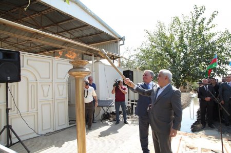 Rövnəq Abdullayev Biləsuvarda Xırmandalı kəndinin yeni yaşayış massivinə təbii qazın verilməsi mərasimində iştirak edib