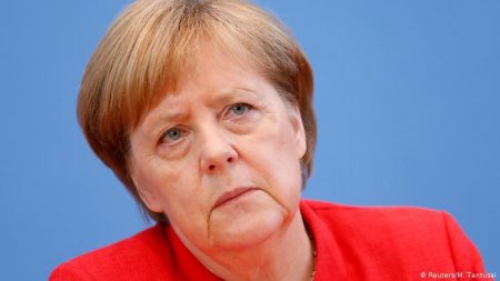 Angela Merkelin səhhəti getdikcə pisləşir, kansler bu dəfə yıxıldı-VIDEO