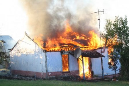 Suraxanı rayonunda ev yanıb, iki azyaşlı tüstüdən boğularaq ölüb