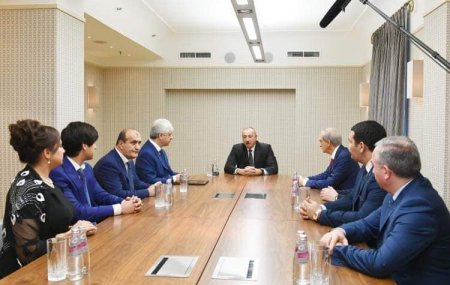 Prezident İlham Əliyev Sankt-Peterburqda fəaliyyət göstərən Azərbaycan diaspor təşkilatlarının rəhbərləri ilə görüşüb