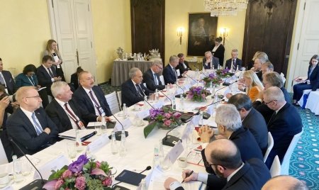 Prezident Münhendə dəyirmi masada iştirak edib
