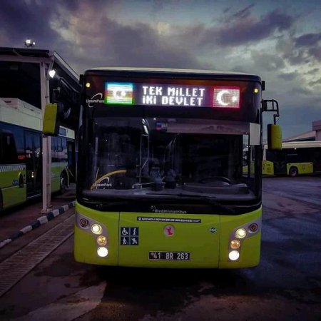 Türkiyədə avtobuslarda “Tək millət, iki dövlət” şüarı əks olunub