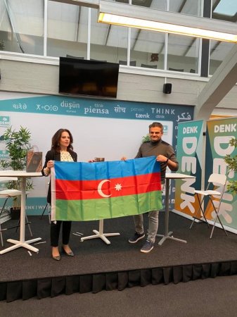 Niderland parlamentinn deputatına Azərbaycan bayrağı bağışlanıb-FOTOLAR