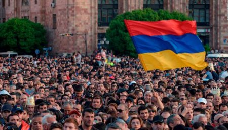 Yerevanda polis müxalifətin mitinqinin təşkilatçılarını saxladı