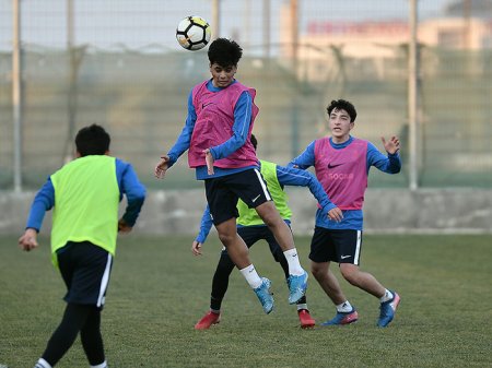 18 yaşlı futbolçu məşq zamanı öldü