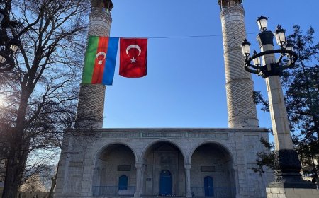 Türkiyə və Pakistan parlamentlərinin sədrləri Şuşa məscidində namaz qılıblar