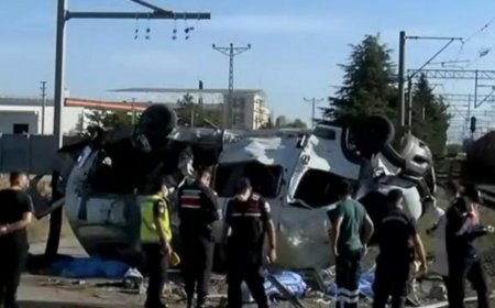 Türkiyədə qatarla mikroavtobus toqquşub, 4 nəfər həyatını itirib