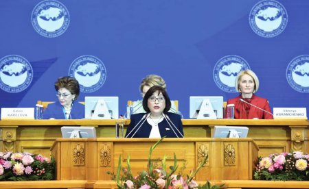 Sahibə Qafarova Üçüncü Avrasiya Qadın Forumunun plenar iclasında çıxış edib