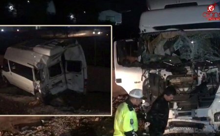 Yük avtomobili mikroavtobusa çırpıldb, 20 nəfər yaralandı-VİDEO