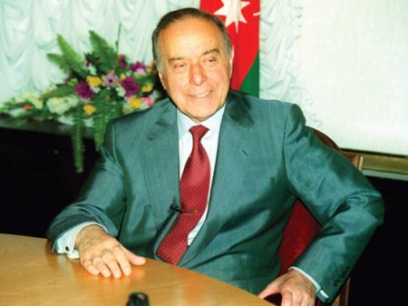 Vaqif Abdullayev yazır: Dövlətçiliyimizin simvolu