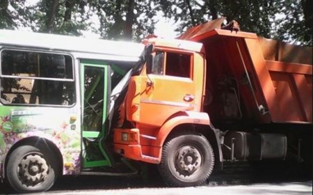 Binəqədidə sərnişin avtobusu “KamAZ”a çırpılıb, xəsarət alan var