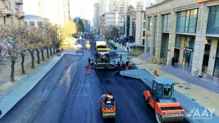 Bakının Bəsti Bağırova küçəsində asfaltlanma işləri aparılır