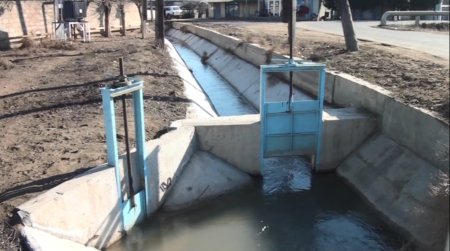 Biləsuvarda suvarma kanalı beton üzlüyə alınıb