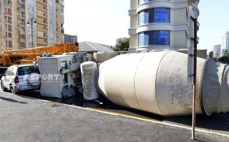 Bakıda betonqarışdıran maşın avtomobilin üzərinə aşıb, yaralananlar var