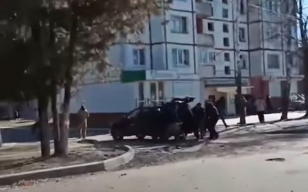 Rusiya hərbçiləri Ukraynada çörək növbəsi gözləyən sakinləri atəşə tutub, 10 nəfər ölüb-VIDEO