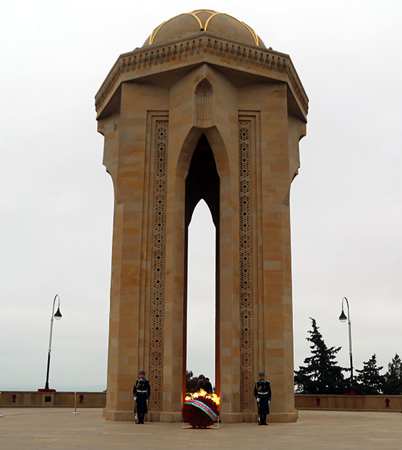 Qırğızıstan Prezidenti Heydər Əliyevin məzarını və Şəhidlər Xiyabanını ziyarət edib