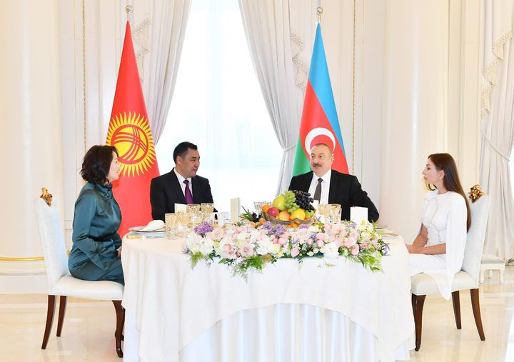 Qırğızıstan Prezidenti və xanımının şərəfinə rəsmi ziyafət verilib