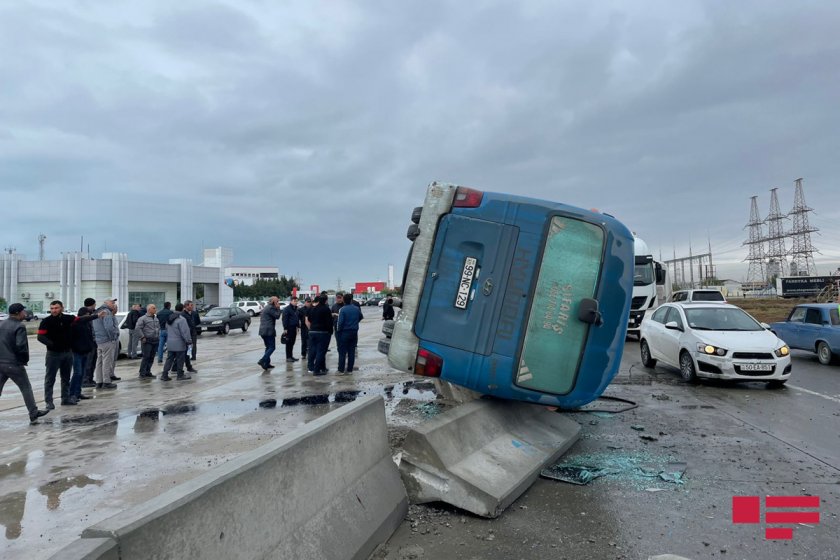 Sumqayıtda şirkət avtobusu qəzaya uğrayıb, xəsarət alanlar var