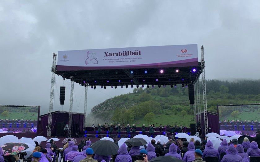 Prezidenti və birinci xanım  V “Xarıbülbül” Beynəlxalq Folklor Festivalınln açılışında iştirak edib