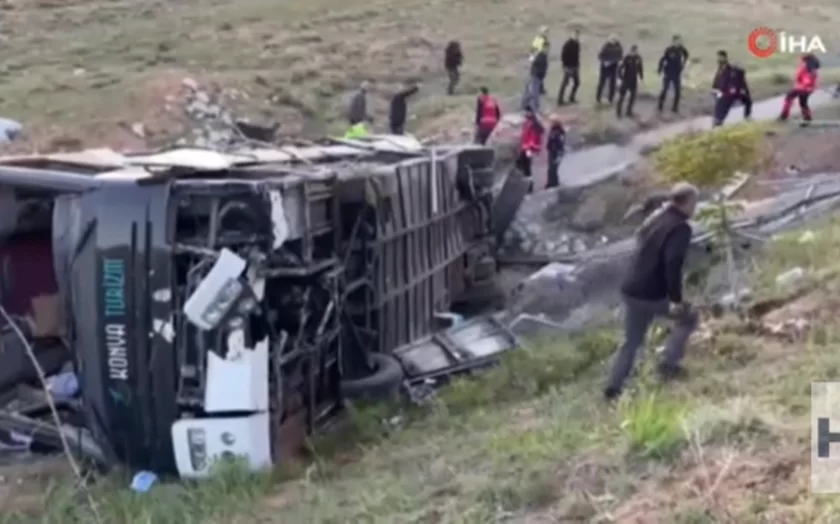 Türkiyədə tələbələri daşıyan avtobus qəzaya uğrayıb, ölən və yaralananlar var