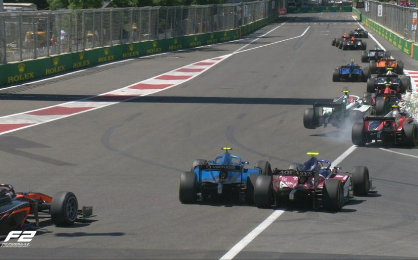 "Formula 2": Bakıda zəncirvari qəza olub, bolidlərdən biri alovlanıb