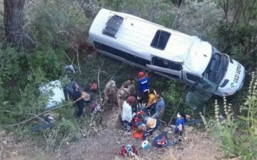 Türkiyədə turistləri daşıyan mikroavtobus uçuruma düşüb, 18 nəfər yaralanıb