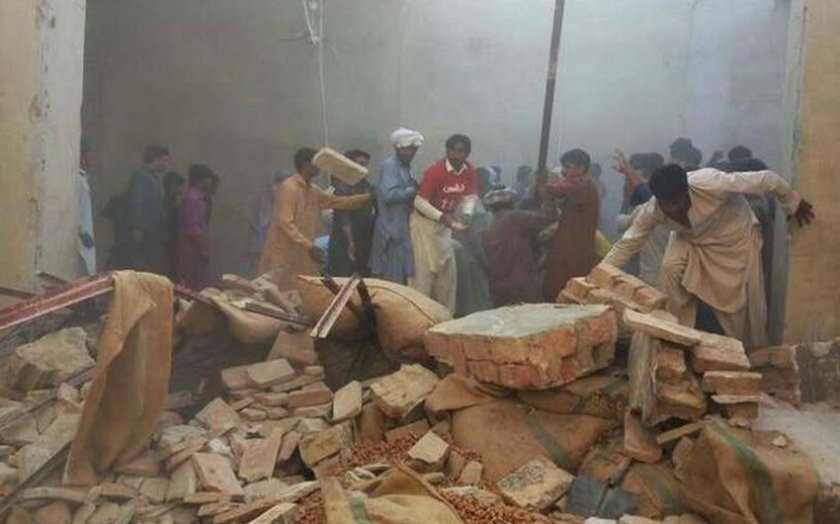 Pakistanda məscidin damı uçub, 15 nəfər ölüb