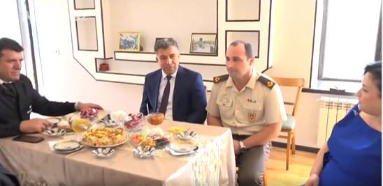 Ruslan Əliyev şəhid general-mayor Polad Həşimovun səngər yoldaşının ailəsini ziyarət edib