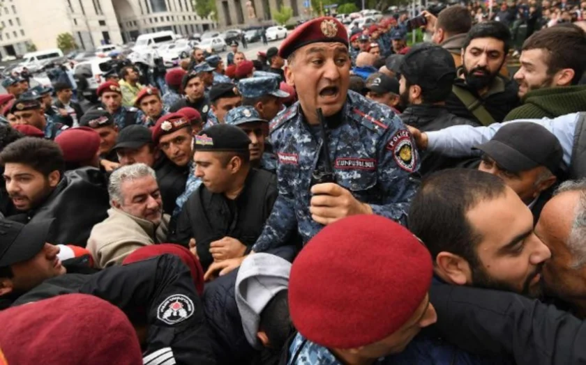 İrəvanda etirazçılar Ermənistan parlamentinin qapısını sındırmağa cəhd ediblər