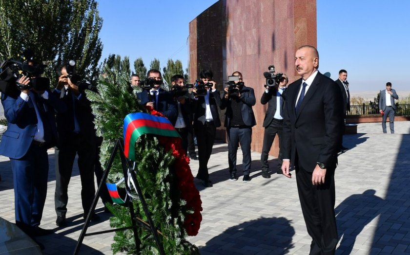 İlham Əliyev Bişkekdə “Ata-Beyit” Milli Tarixi-Memorial Kompleksini ziyarət edib