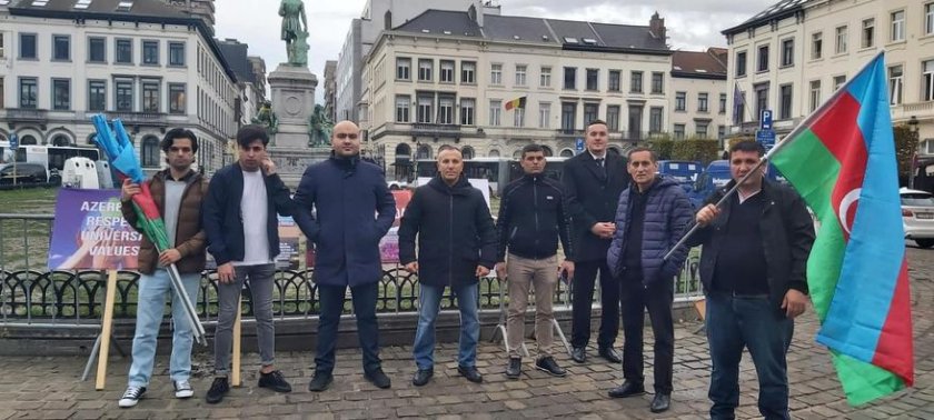 Azərbaycanlılar Avropa Parlamentinin qarşısında aksiya keçirib