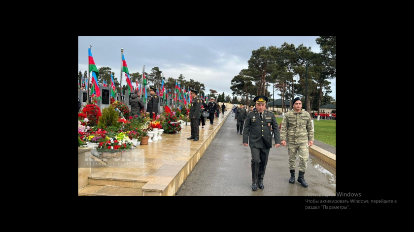 Müdafiə Nazirliyinin zabit heyəti Zəfər Günü ilə bağlı İkinci Şəhidlər xiyabanını ziyarət edib