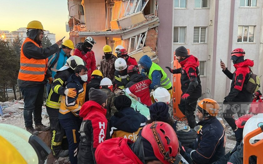 Türkiyədə 152 saat sonra dağıntılar altından qadın və 8 yaşlı uşaq sağ çıxarılıb