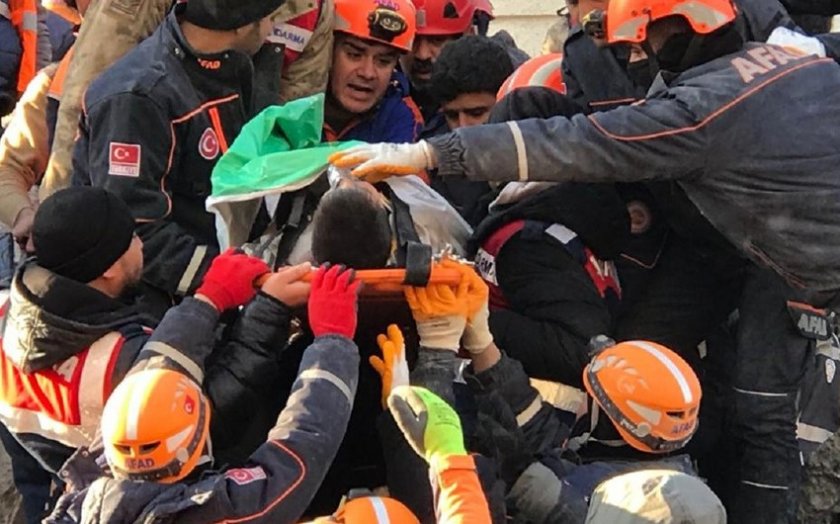 Türkiyədə 101 saatdan sonra ana və 9 yaşlı oğlu dağıntılar altından sağ çıxarılıb - VİDEO