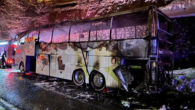 Türkiyədə polisləri daşıyan avtobus yandı