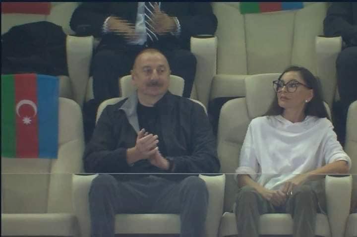 Azərbaycan Prezidenti və xanımı “Qarabağ” və “Qalatasaray” komandaları arasında keçirilən xeyriyyə oyununa baxırlar